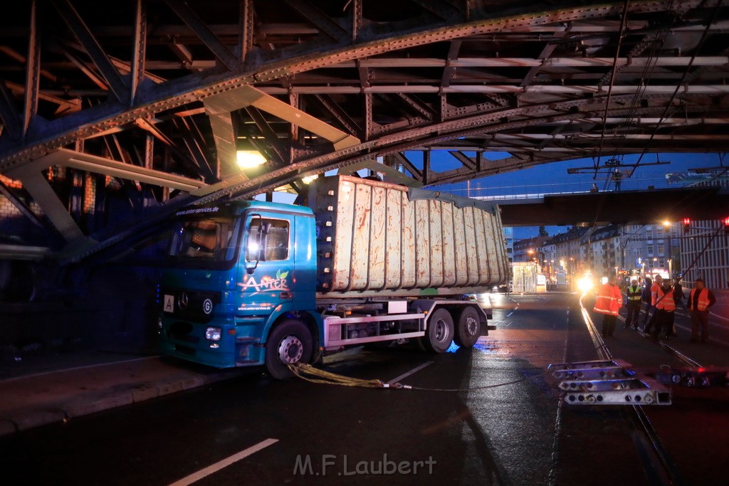 Wieder mal LKW unter Bruecke Koeln Deutz Deutz Muelheimerstr AK P06.JPG